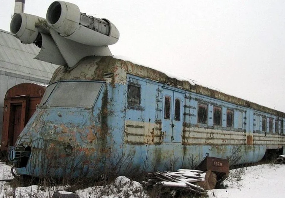 This Soviet turbojet train looks straight out of Fallout.